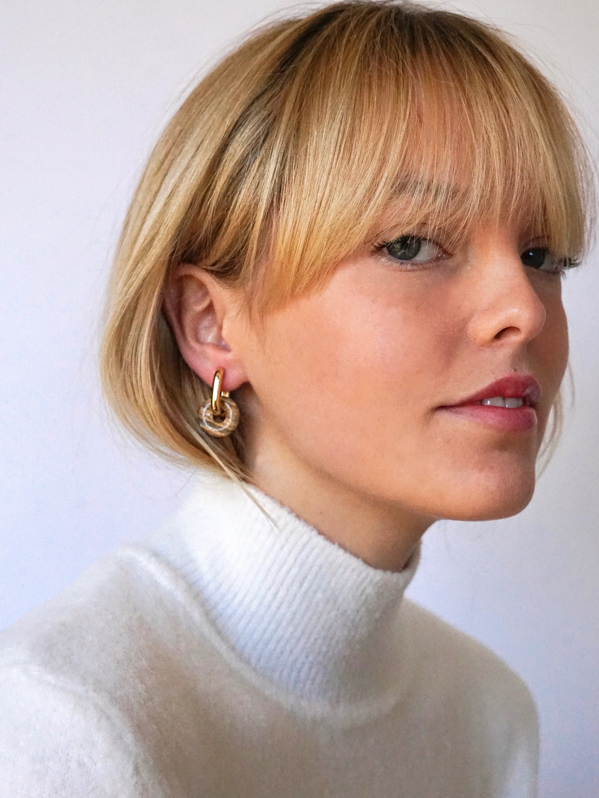 Picture jasper bead gold-plated hoop earrings.