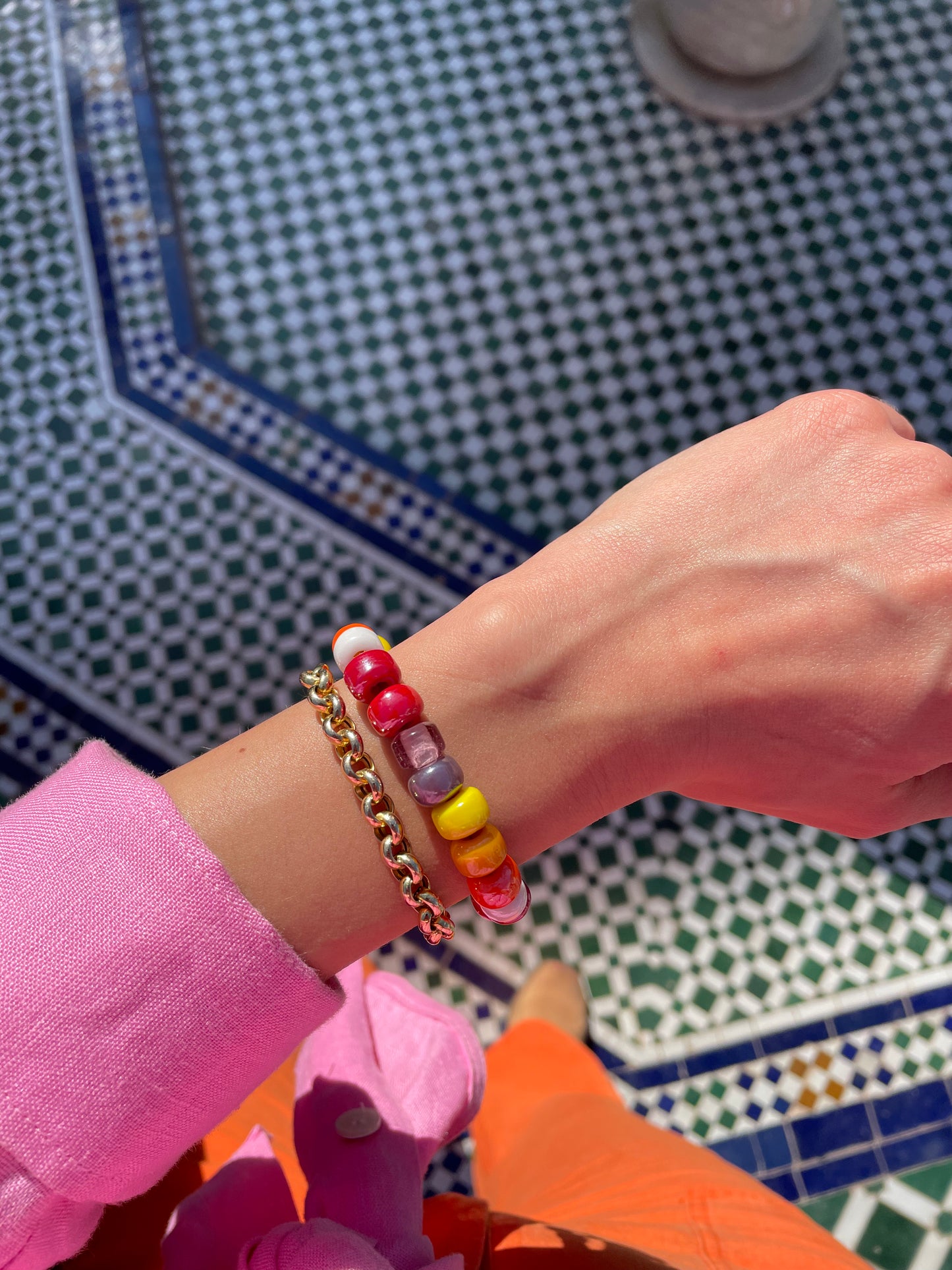 Colourful glass bracelet in orange, pink and orange with a gold-plated sailor clasp.