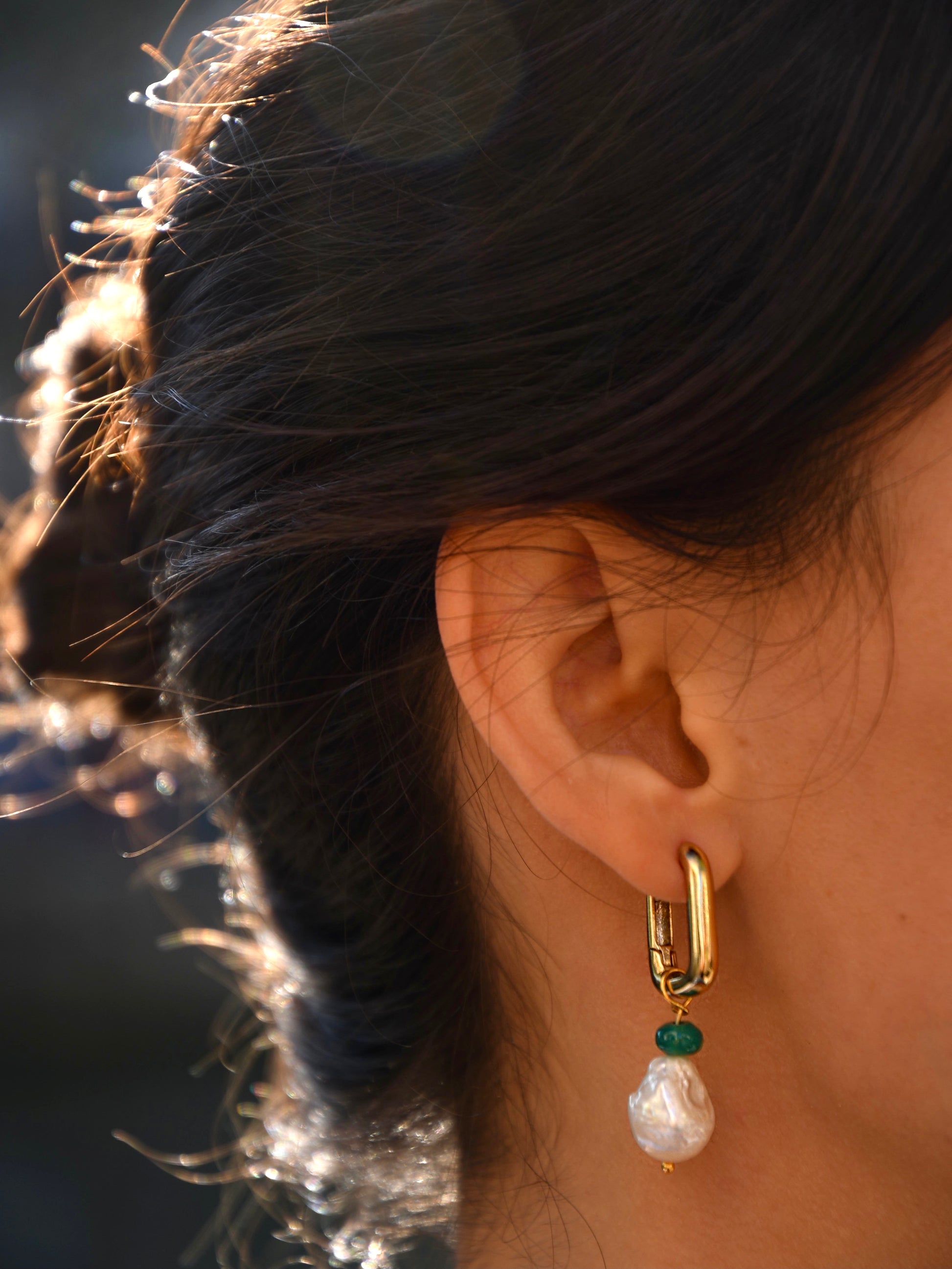 Freshwater baroque pearl earring with Green agate in a 24k gold-plated squared hoop.