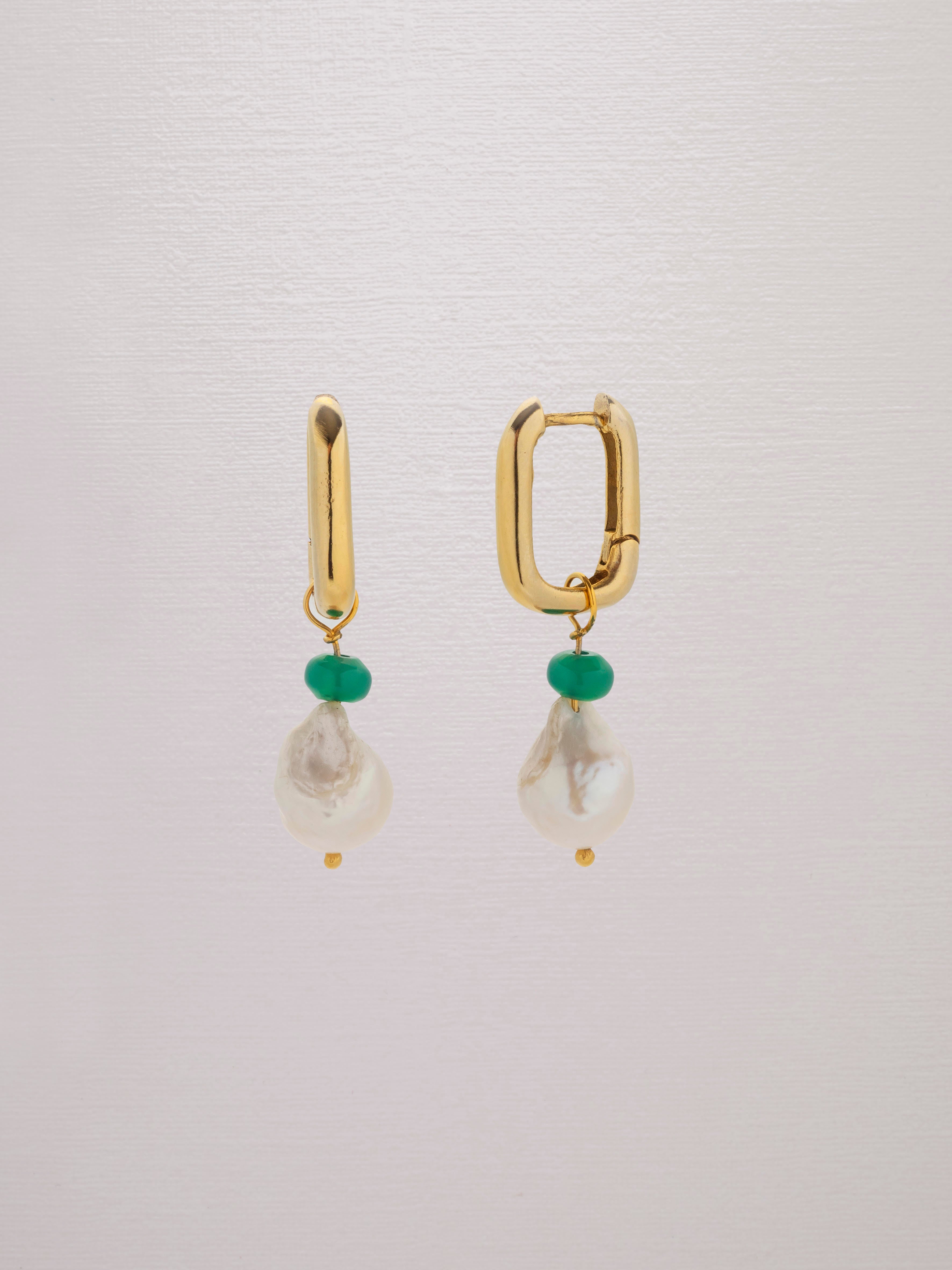 Freshwater baroque pearl earrings with Green agate in a 24k gold-plated squared hoop.