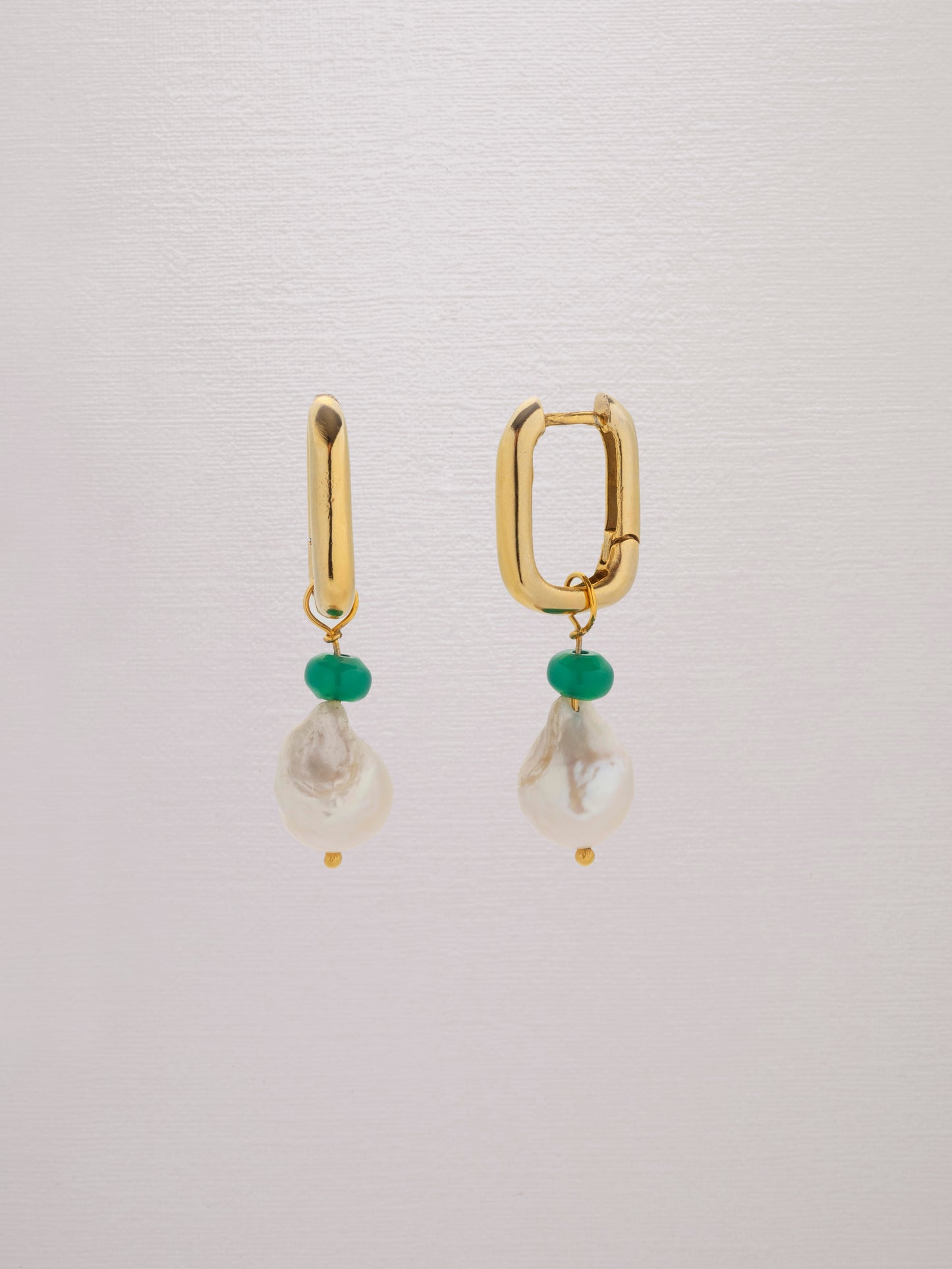 Freshwater baroque pearl earrings with Green agate in a 24k gold-plated squared hoop.