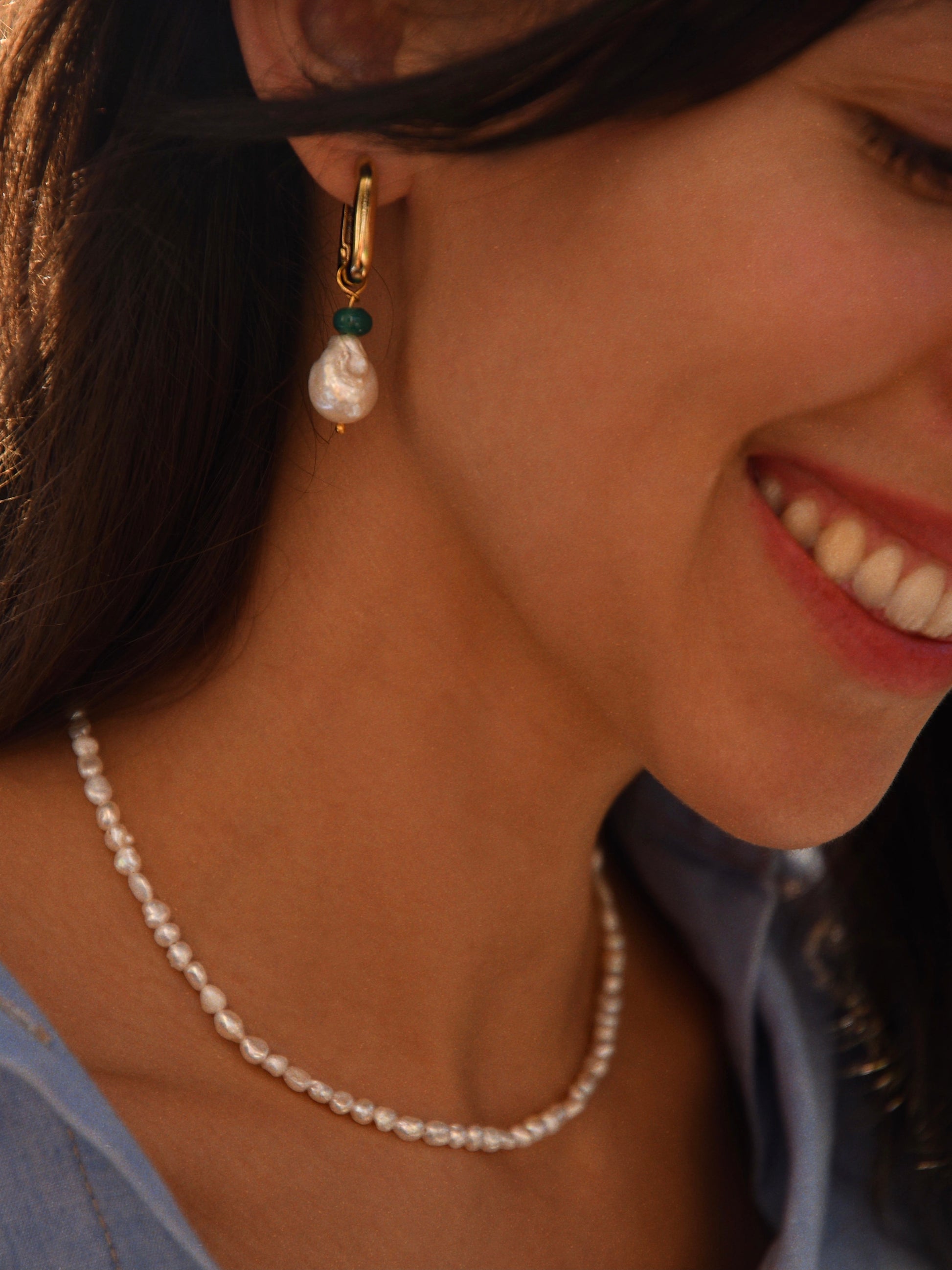 Freshwater baroque pearl earring with Green agate in a 24k gold-plated squared hoop.