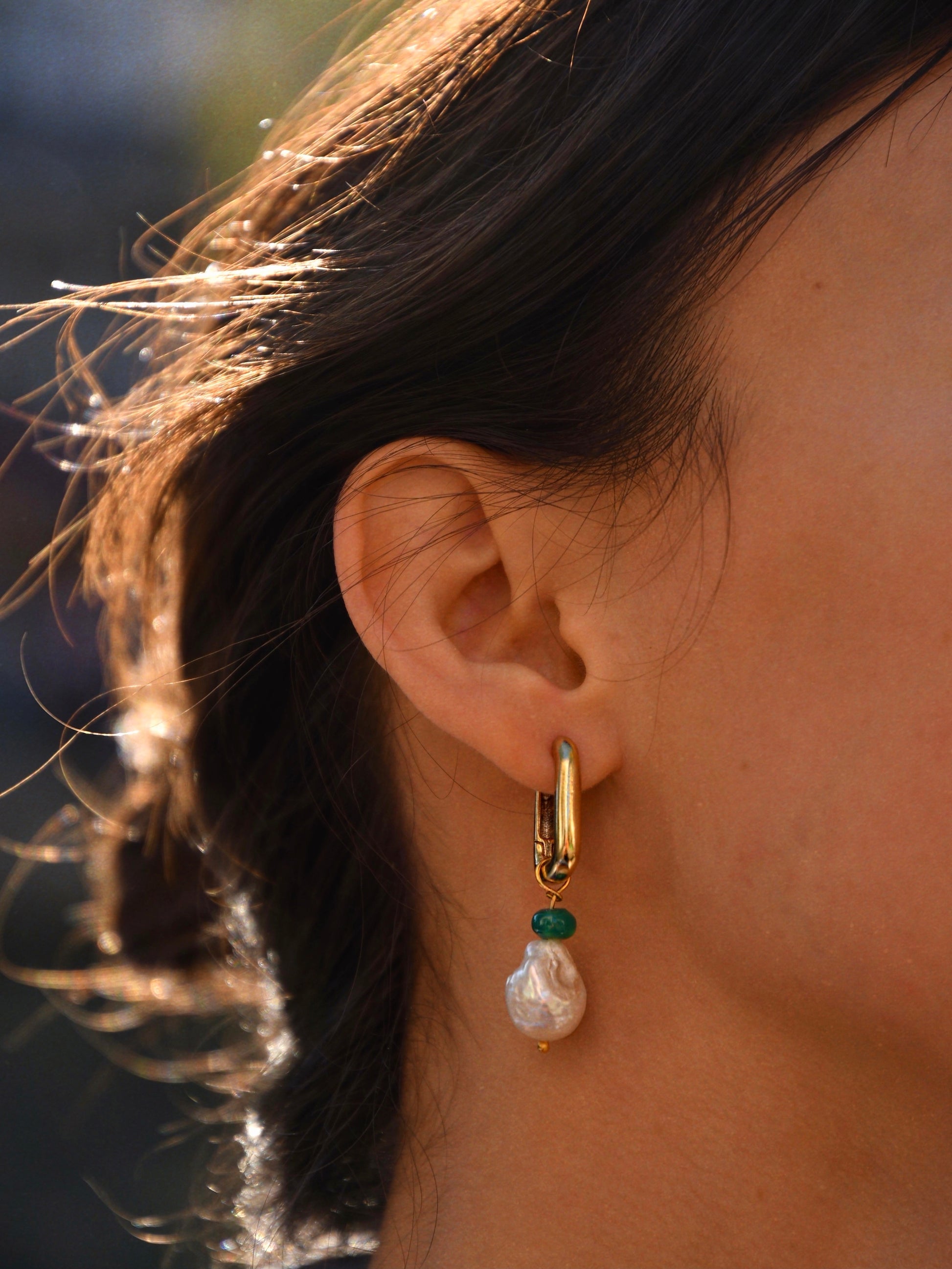 Freshwater baroque pearl earring with Green agate in a 24k gold-plated squared hoop.