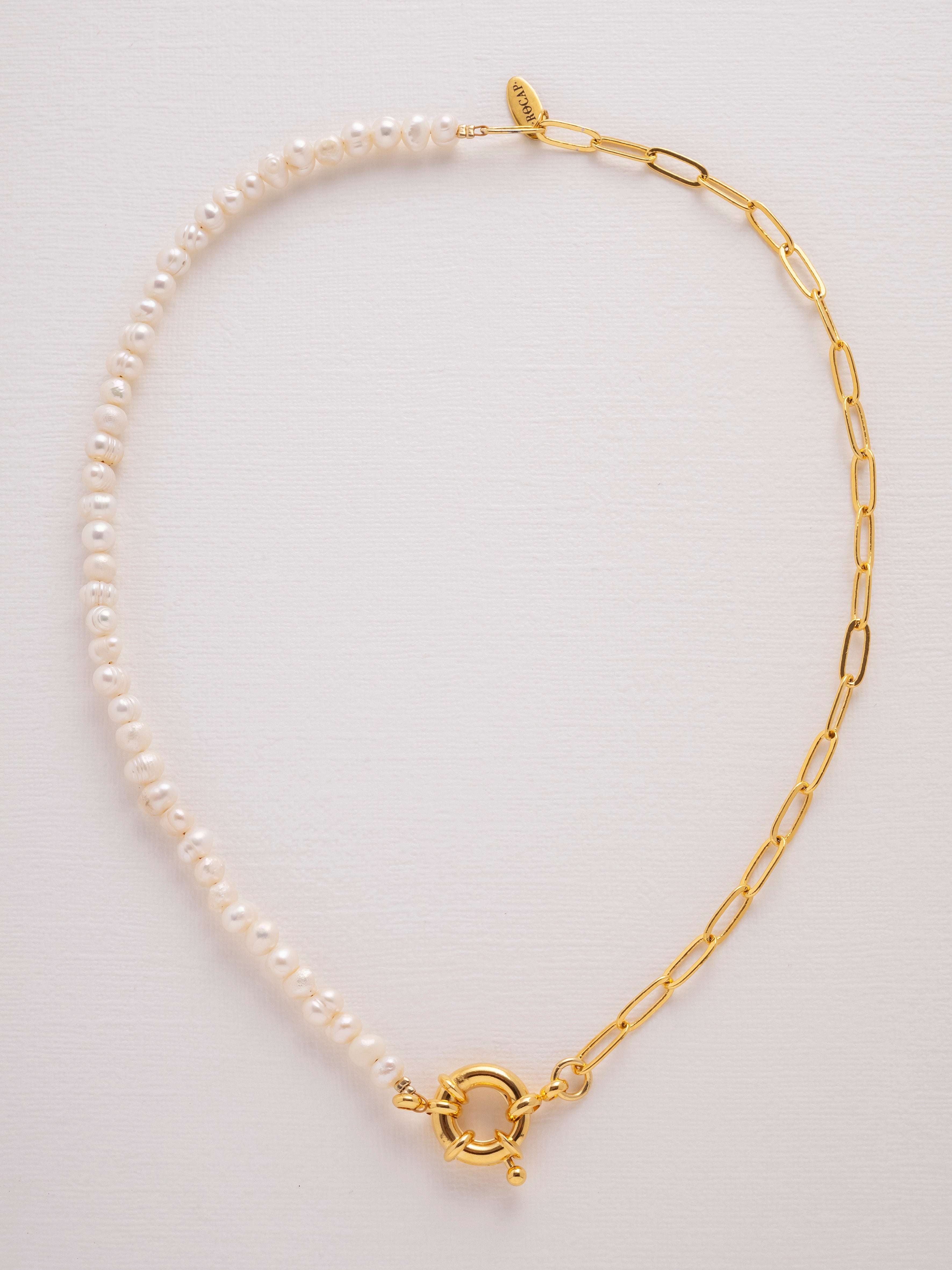 Freshwater pearls and gold-plated chain necklace with sailor clasp