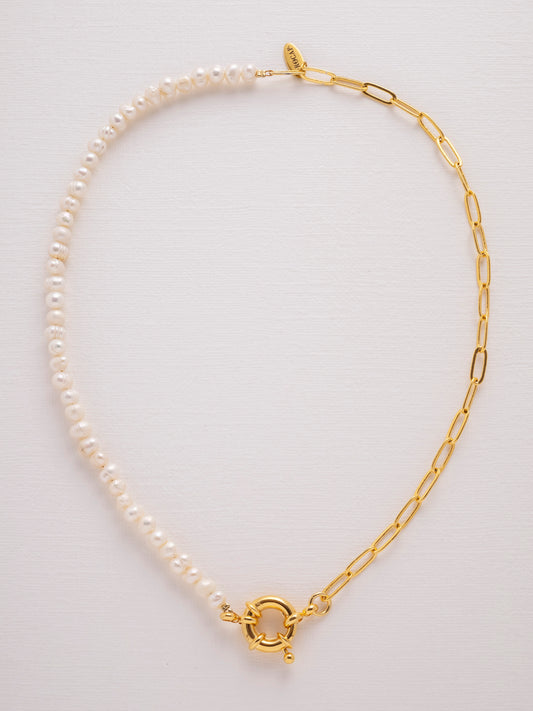 Freshwater pearls and gold-plated chain necklace with sailor clasp