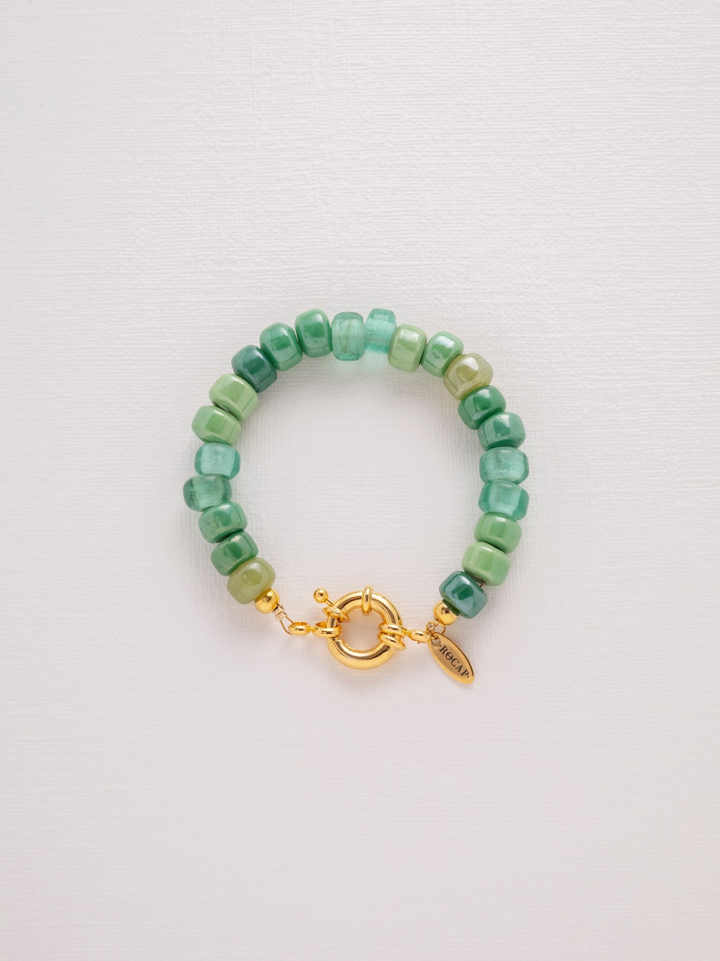 Green handmade bracelet made of recycled crystal crow beads and a gold-plated sailor clasp inspired by Forte beads.